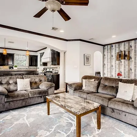 Business Friendly 3 Story Duplex Mins To Bars And Shops Villa